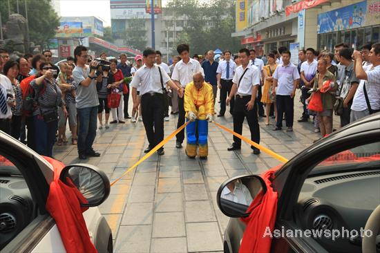 China's Hercules pulls two cars with fingers