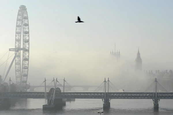 Mist covers House of Parliament in London