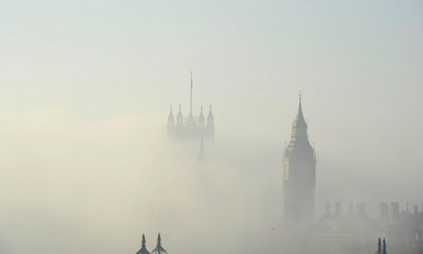 Mist covers House of Parliament in London