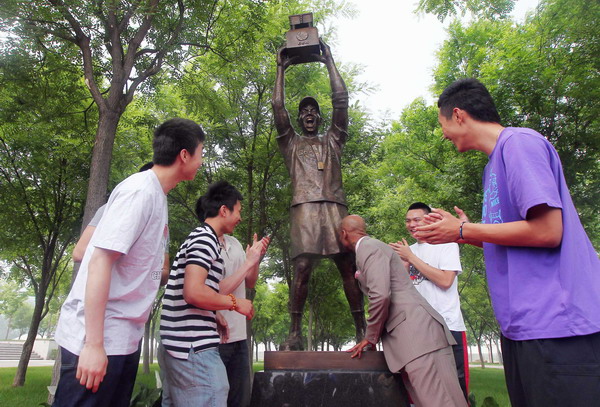 Marbury statue rises up in Beijing