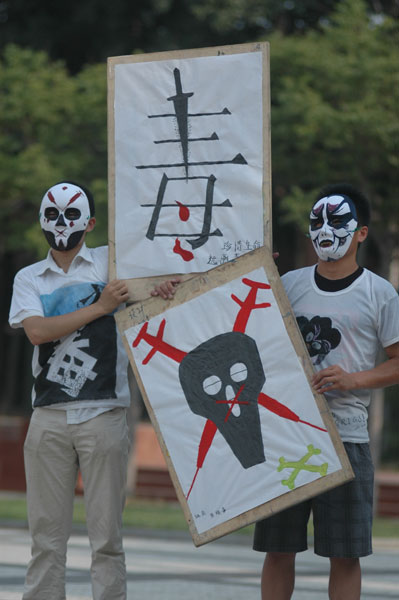 Students hit streets to raise anti-drug awareness