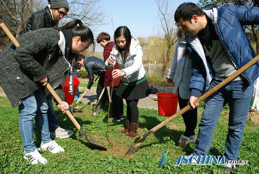 Chinese and foreign students plant friendship trees