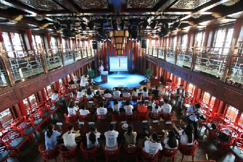 Zhejiang visitors enjoy colorful Qiandaohu Scenic Area