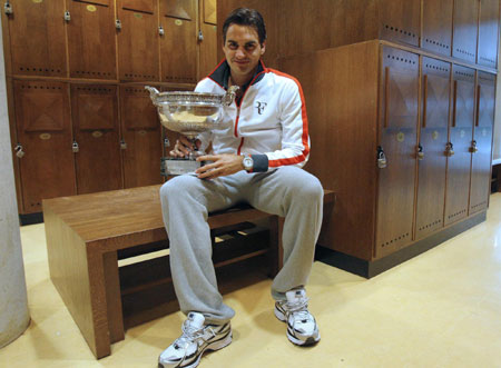 Inspired Federer conquers clay, equals record