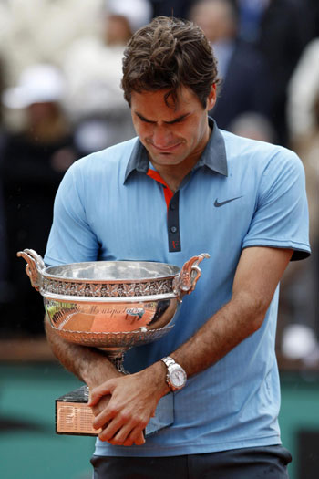 Inspired Federer conquers clay, equals record