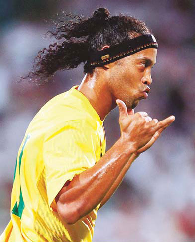 Brazil overcame a first-half red card to score two late goals and beat Mexico 2-1 in a friendly on Tuesday. Brazil escapes Mexico with win