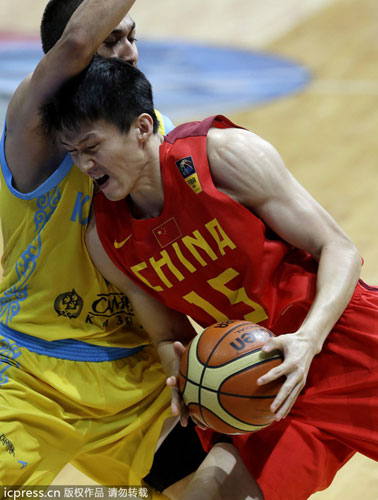 China's Zhou Peng (15) drives to the basket during their second round game against Kazakhstan during FIBA Asia Basketball Championship at the Mall of Asia Arena at suburban Pasay city south of Manila, Philippines, Aug 5, 2013. Zhou Peng takes China over Kazakhstan at Asian championship