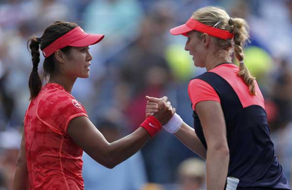 Li Na of China is congratulated by Ekaterina Makarova of Russia (R) after their match at the US Open tennis championships in New York, Sept 3, 2013. Li Na becomes China's first US Open semifinalist