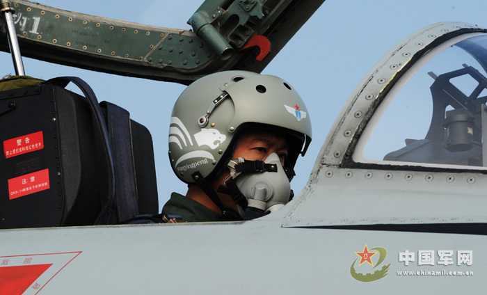 我軍赴俄參演戰(zhàn)機首訓 飛行員頭盔涂豹頭圖案