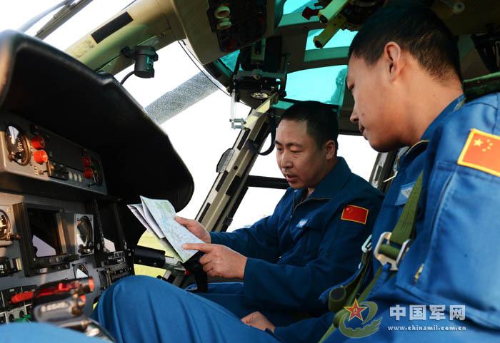 我軍赴俄參演戰機首訓 飛行員頭盔涂豹頭圖案