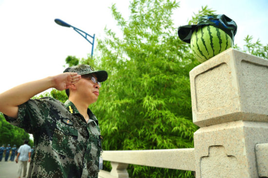 學(xué)生軍訓(xùn)西瓜君走紅網(wǎng)絡(luò) 賣(mài)萌搞笑惹人愛(ài)(組圖)