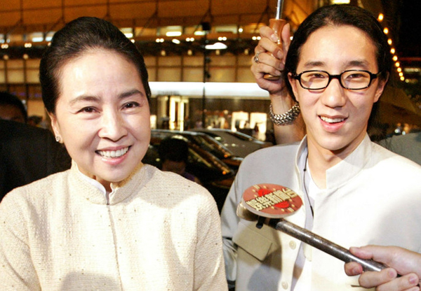 Trending: Snake man lives with pythons