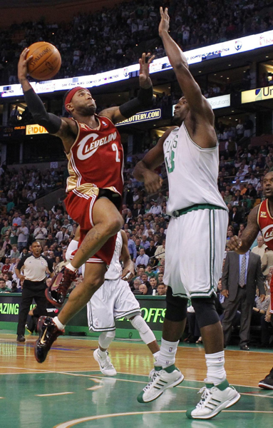 NBA：詹姆斯三雙騎士黯然出局 綠衫軍4:2晉級(jí)戰(zhàn)魔術(shù)