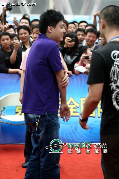 四體會推廣活動記者鬧場 丁俊暉被鏡頭撞傷