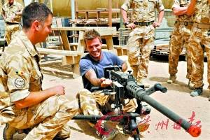 貝克漢姆訪問(wèn)駐阿英軍軍營(yíng) 客串重機(jī)槍手