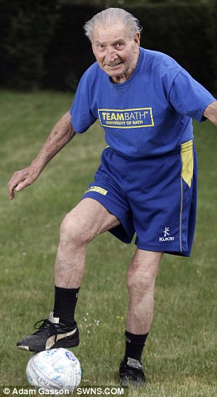 世界最老足球教練93歲退休 執教73年訓練9000多人