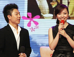 李小鵬退役晚會(huì)攜妻亮相 張靚穎獻(xiàn)唱祝福偶像