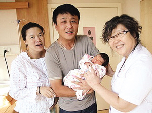 王楠兒子首度曝光 出生四天第一次游泳