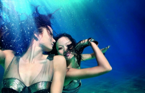 中國花游美女拍攝水下時(shí)裝片