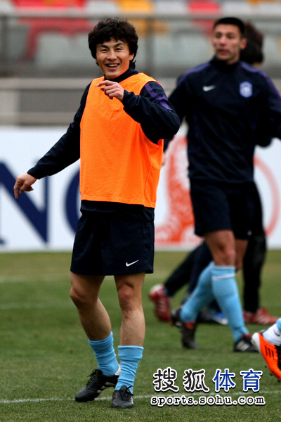 泰達(dá)對(duì)陣鋼巴天津主場(chǎng)舉行默哀儀式