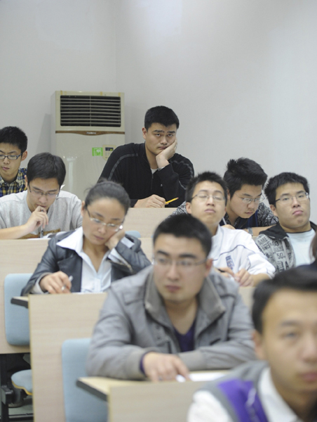 姚明上大學(xué)首日引學(xué)生熱拍 破例準(zhǔn)備專(zhuān)椅每日走讀