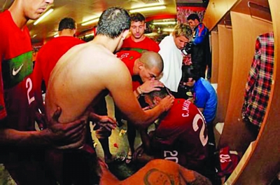 C羅為隊友愛子求骨髓 梅西撫慰受辱兒童