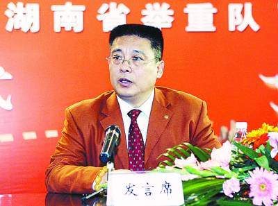 一支金牌之師舉起的奧運重壓