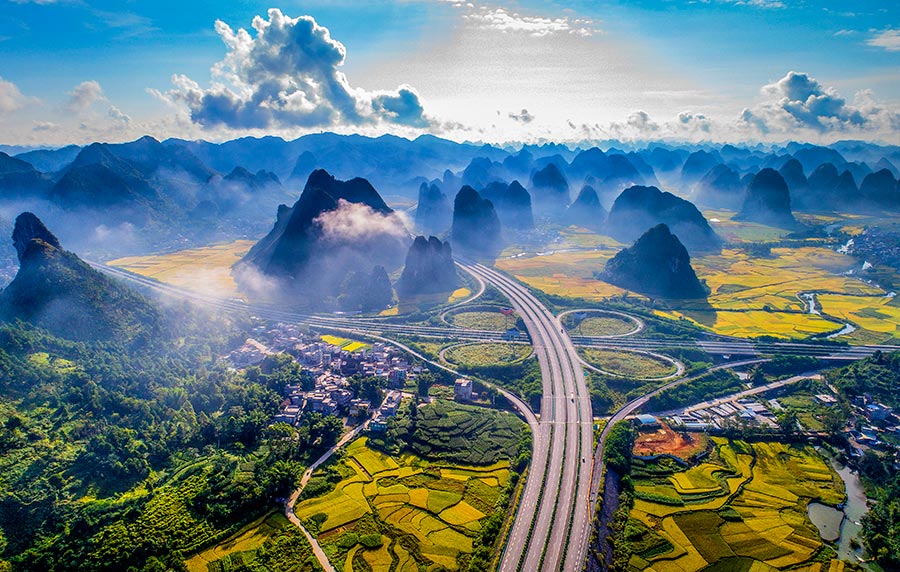 Autumnal hues sweep China's scenery