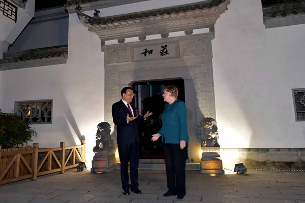 Li Keqiang treats Merkel in hometown with Anhui cuisine and local tea