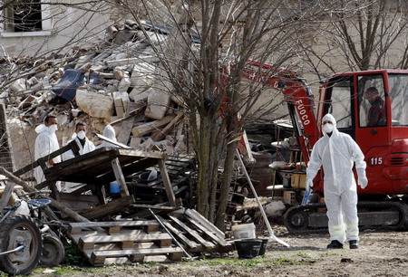 Tremors impede Italy rescue as hopes fade