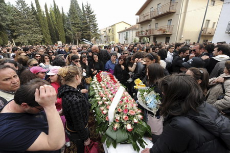 Tremors impede Italy rescue as hopes fade