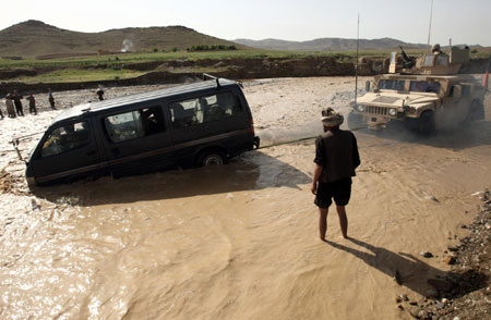 US soldiers encounter flood in Afghanistan