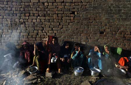 Thousands flee Swat as Pakistani forces fight militants