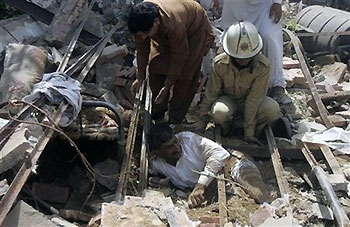 Car bombing kills 30, wounds 250 in Pakistan