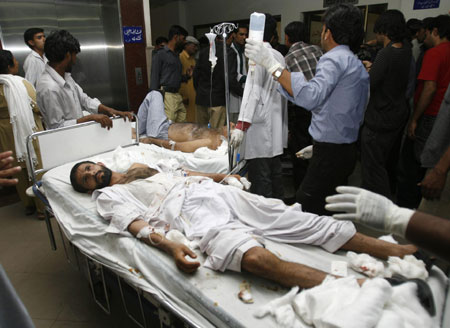 Car bombing kills 30, wounds 250 in Pakistan