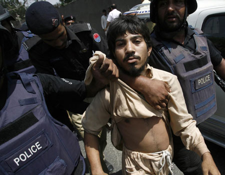 Car bombing kills 30, wounds 250 in Pakistan