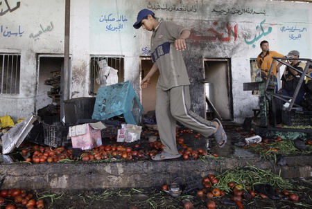 Police: 4 killed in bombing at Baghdad market