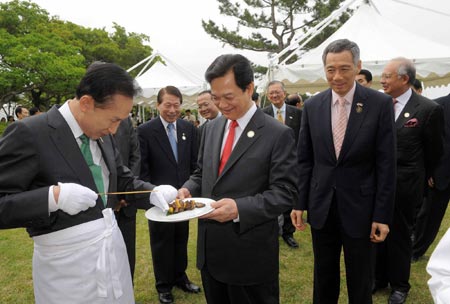 S Korean President delivers dish during lunchoen after Summit
