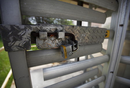 Auto icon GM files for bankruptcy