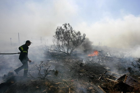 Wildfire rages near Athens