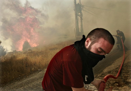 Wildfire rages near Athens