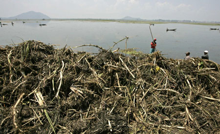 India cleans up iconic Dal Lake to control pollution