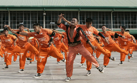 Prison inmates perform to pay tribute to MJ