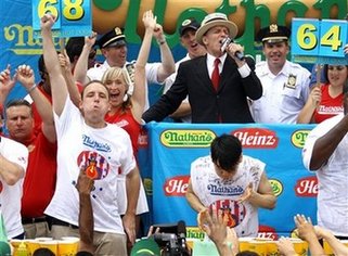 Chestnut wins NY hot dog eating match, 3d in row