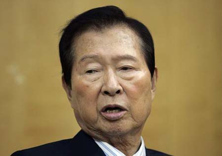 Former S Korean President Kim on respirator, not in danger