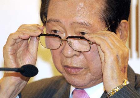 Former S Korean President Kim on respirator, not in danger