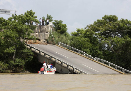8 people killed in bridge collapse in Mexico