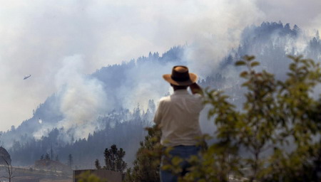 Thousands flee Canadian forest fire