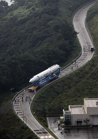 Seoul's 1st space rocket enroute to launch pad
