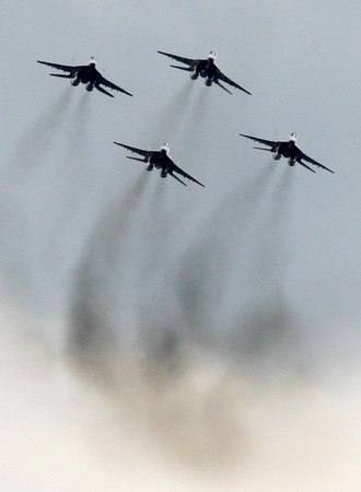 Russia air show kicks off despite of crash